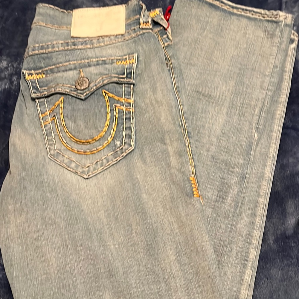 Men size 33 x 32  true religion jeans relaxed fix stretch material.
